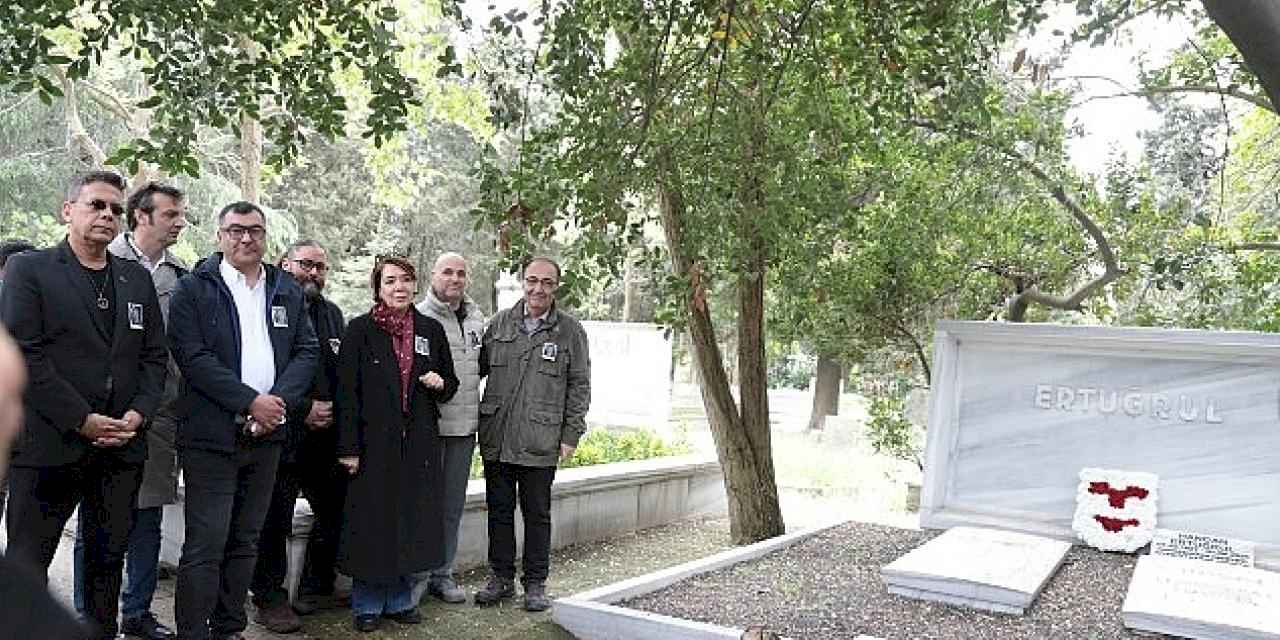 İstanbul Büyükşehir Belediyesi Şehir Tiyatroları, kurucusu, oyuncu, yazar, çevirmen, tiyatro ve sinema yönetmeni Muhsin Ertuğrul'u, ölümünün 45. yıl dönümünde kabri başında andı
