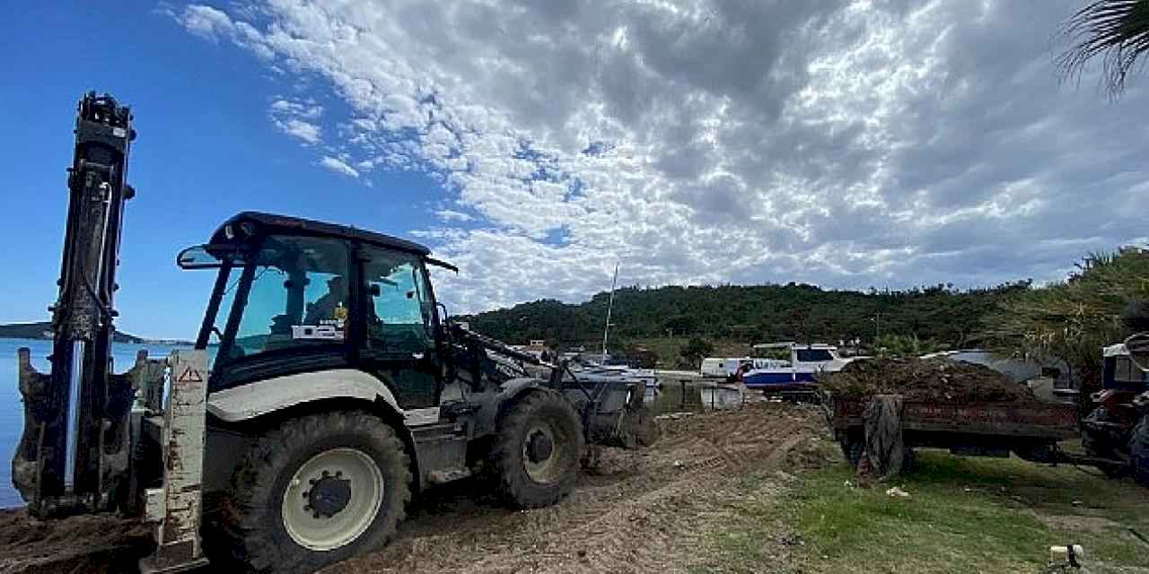 Ayvalık Belediyesi park ve bahçeler, temizlik ve fen işleri müdürlüklerine bağlı ekipler kent genelinde yaz sezonuna hazırlık çalışmalarını kesintisiz sürdürüyor