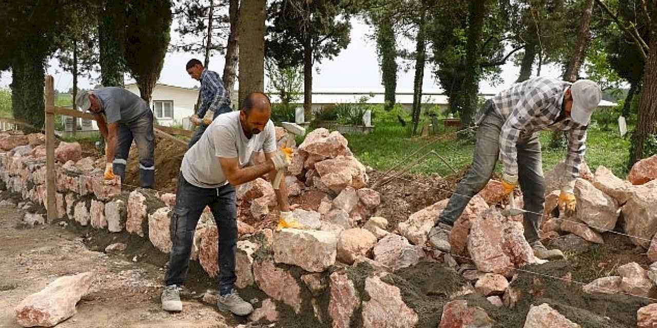 17 mezarlıkta taş duvar ve tel çit yapılıyor