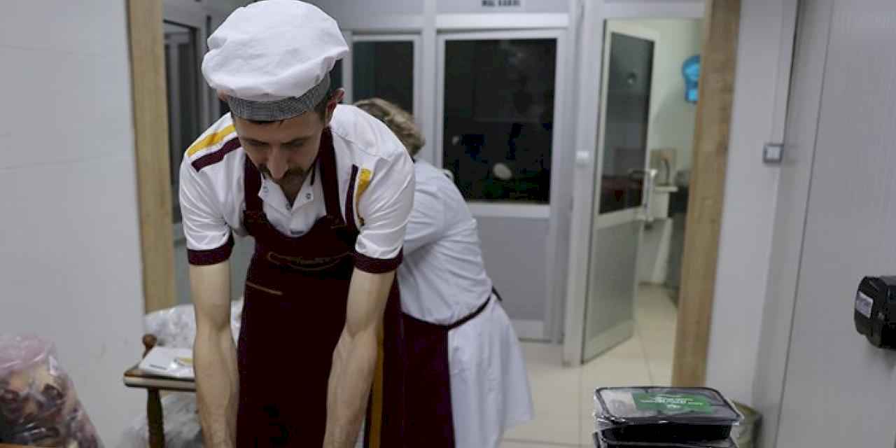 Sivas'ta taziye evlerine yemek ikramı başladı