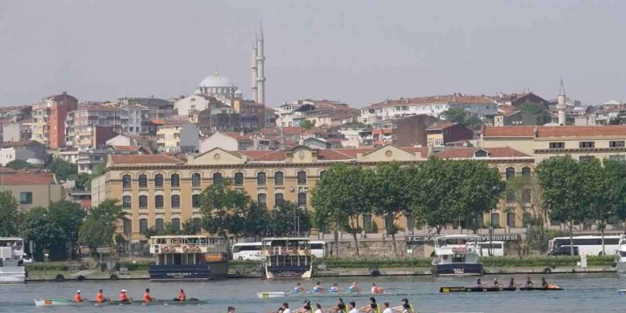 Haliç’te kürekler başarı için çekiliyor