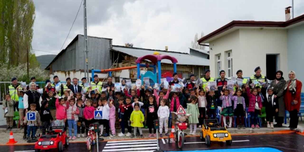 Köy okulu miniklerine trafik eğitimi