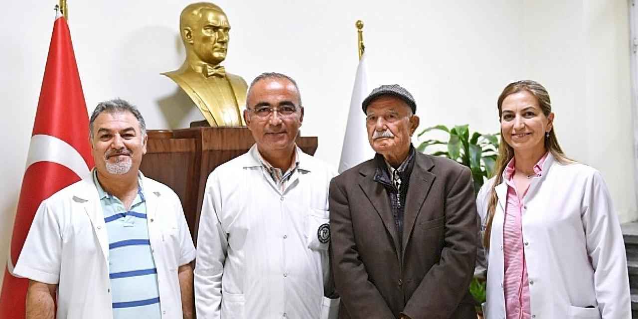 86 yaşındaki Cemil Merttürk Eşrefpaşa Hastanesi'nde şifa buluyor