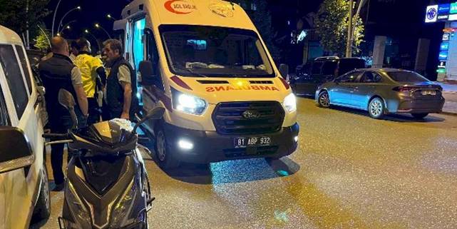 Direksiyon hakimiyetini kaybeden motosiklet sürücüsü yaralandı
