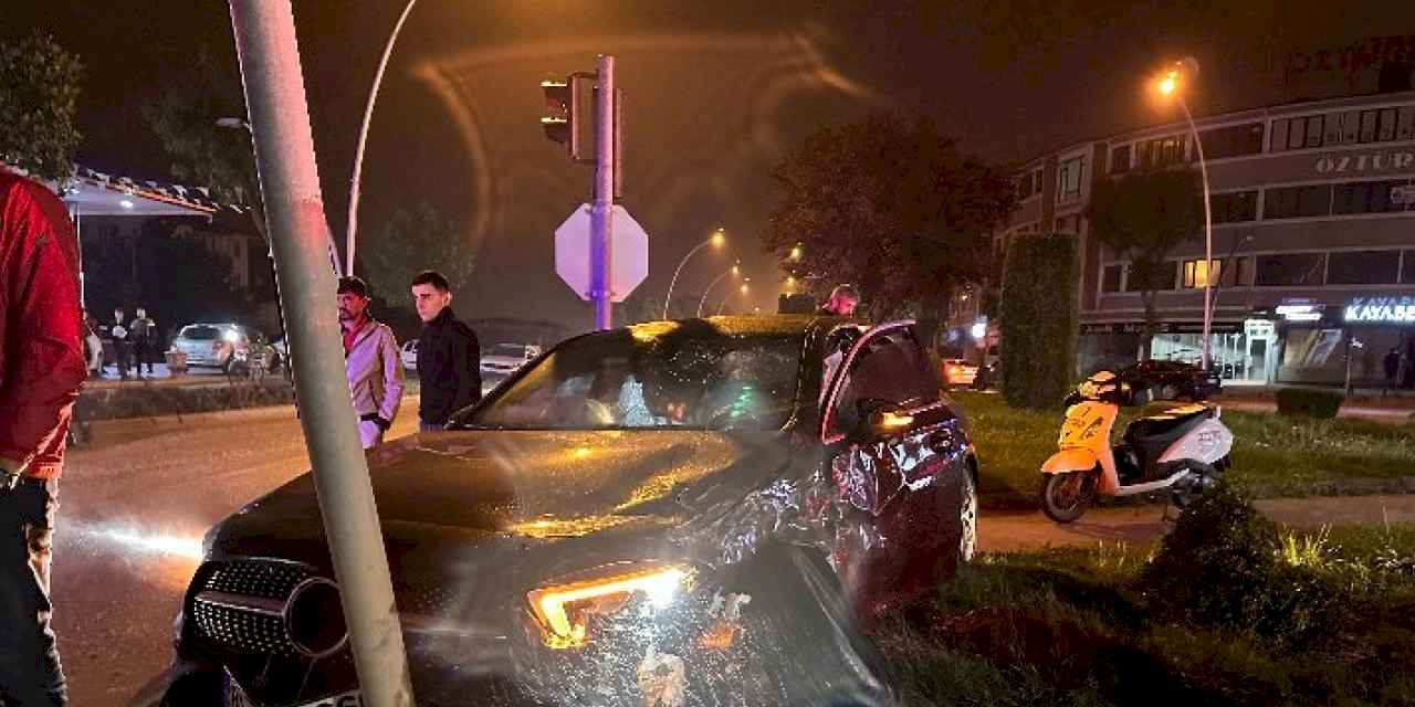 Düzce'de otomobille hafif ticari araç çarpıştı: 3 yaralı