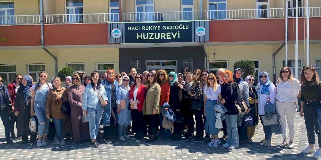 Talaslı kursiyerlerden Huzurevi’ne ‘Anneler Günü’ ziyareti
