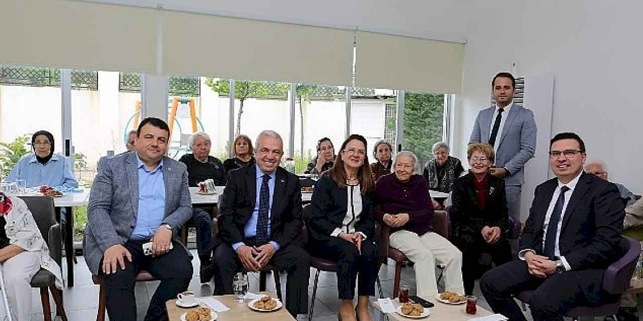 Başkan Şadi Özdemir'den huzurevindeki annelere sürpriz ziyaret
