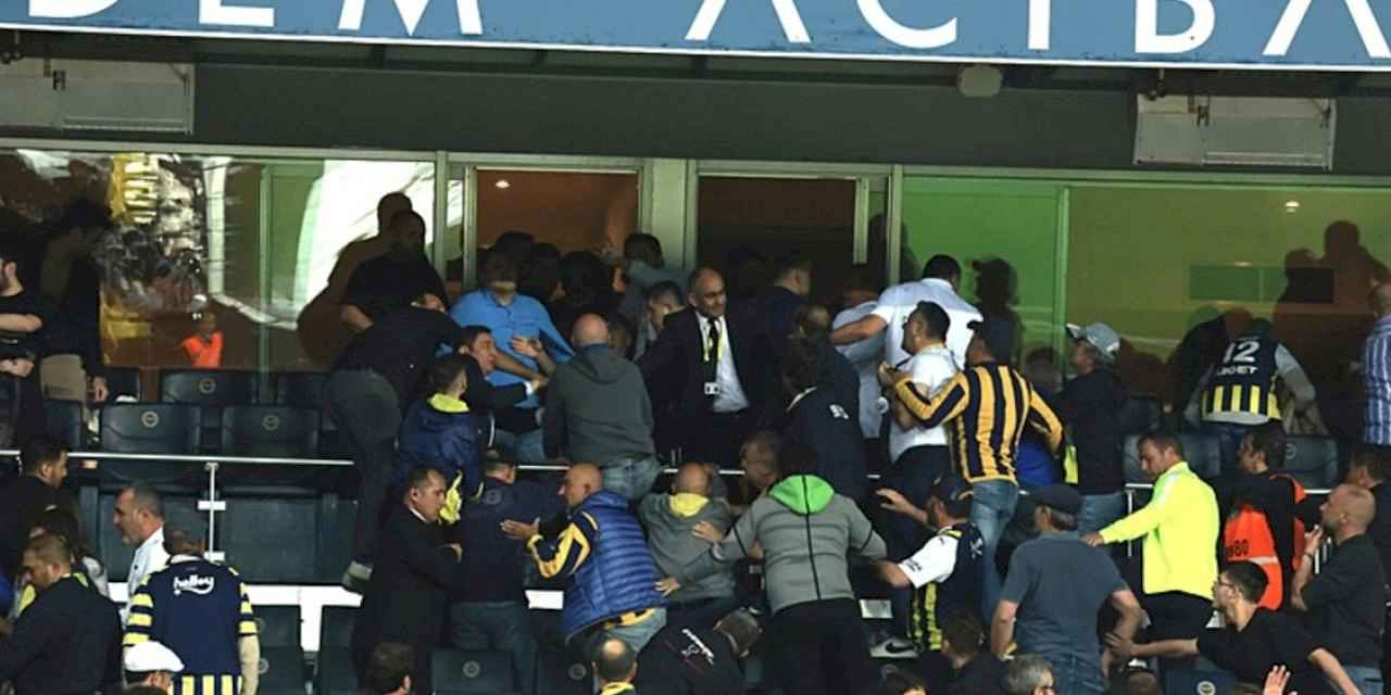 Kadıköy'de şok! Fenerbahçe yönetimi ile taraftarlar arasında kavga çıktı