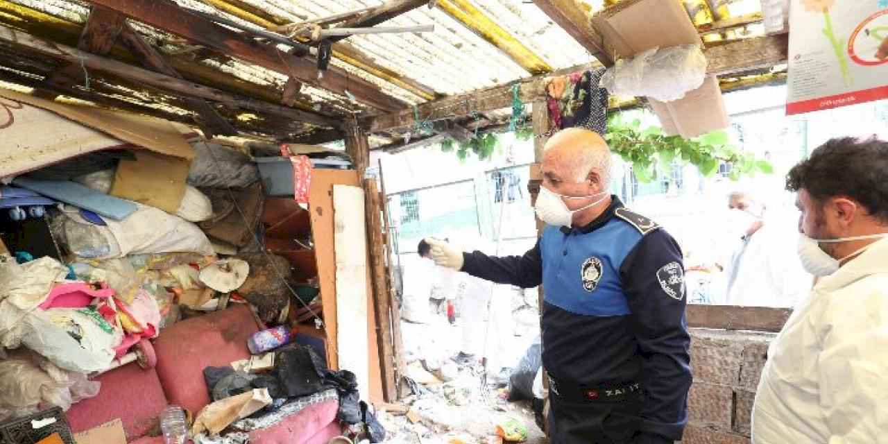 Gebze Zabıtası'ndan çöp ev tahliyesi