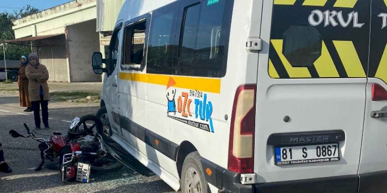 Düzce'de okul servisi ile motosiklet çarpıştı: 1 yaralı