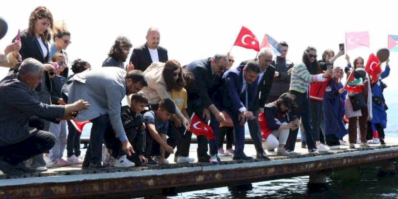 Kocaeli'den 'büyük aile' mesajı... Denize kağıttan gemiler bırakıldı