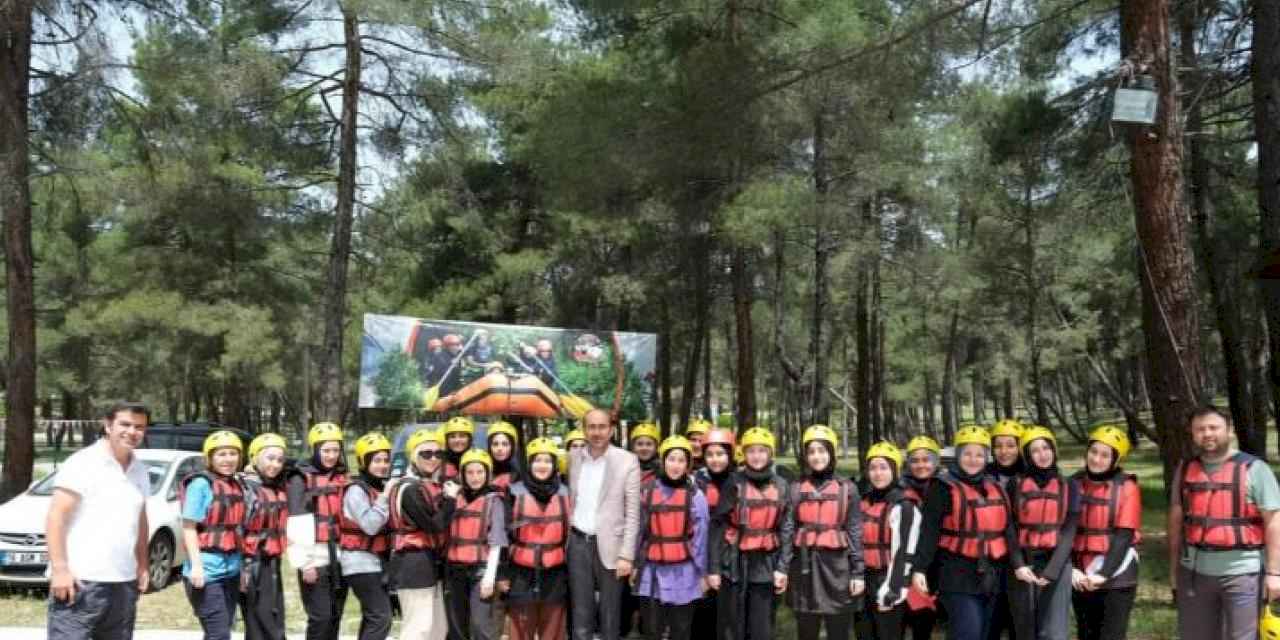 Orhaneli'nde liseli öğrenciler rafting yaptı 