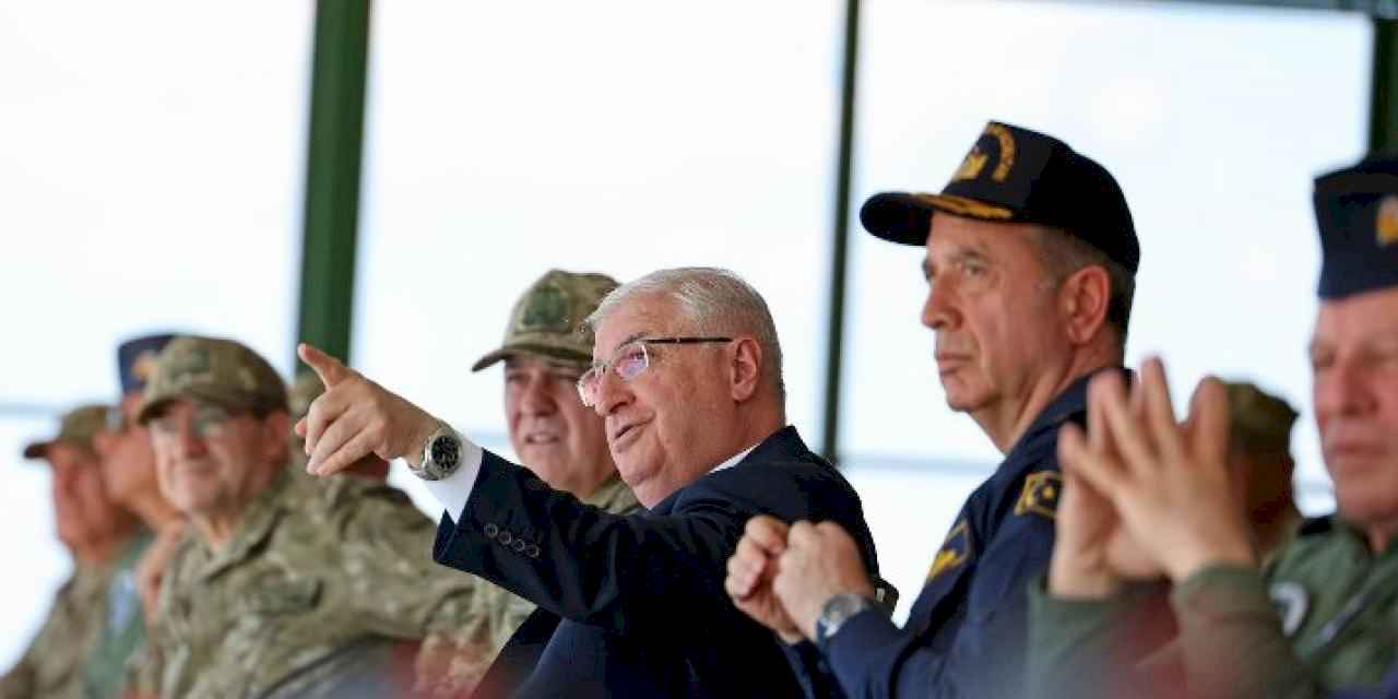 Bakan Güler nefes kesen tatbikatın gündüz safhasını takip ediyor