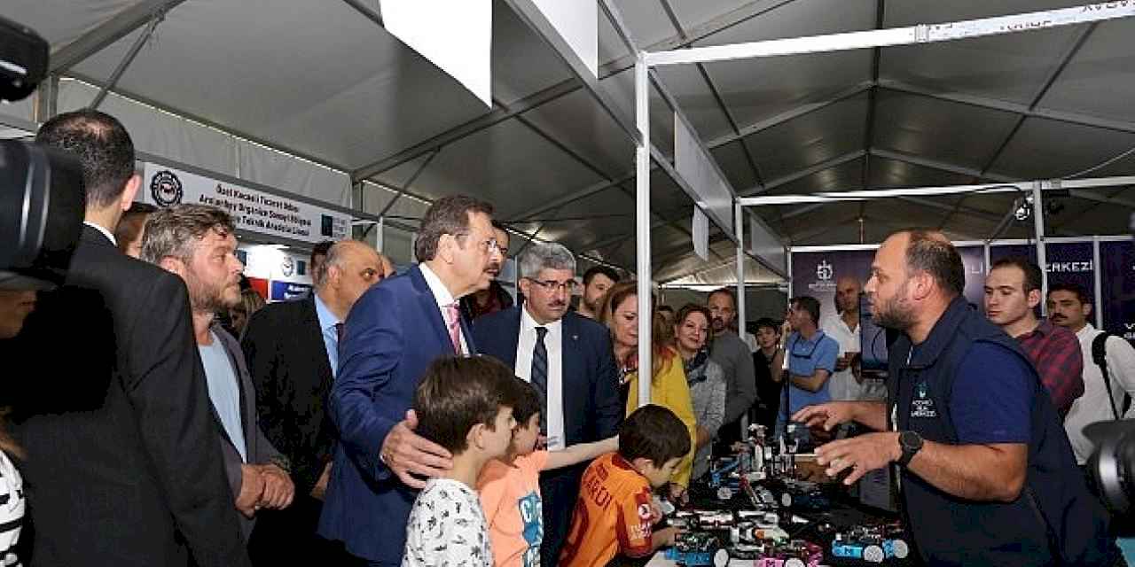 Hisarcıklıoğlu'dan Bilişim Fuarı'na tam not