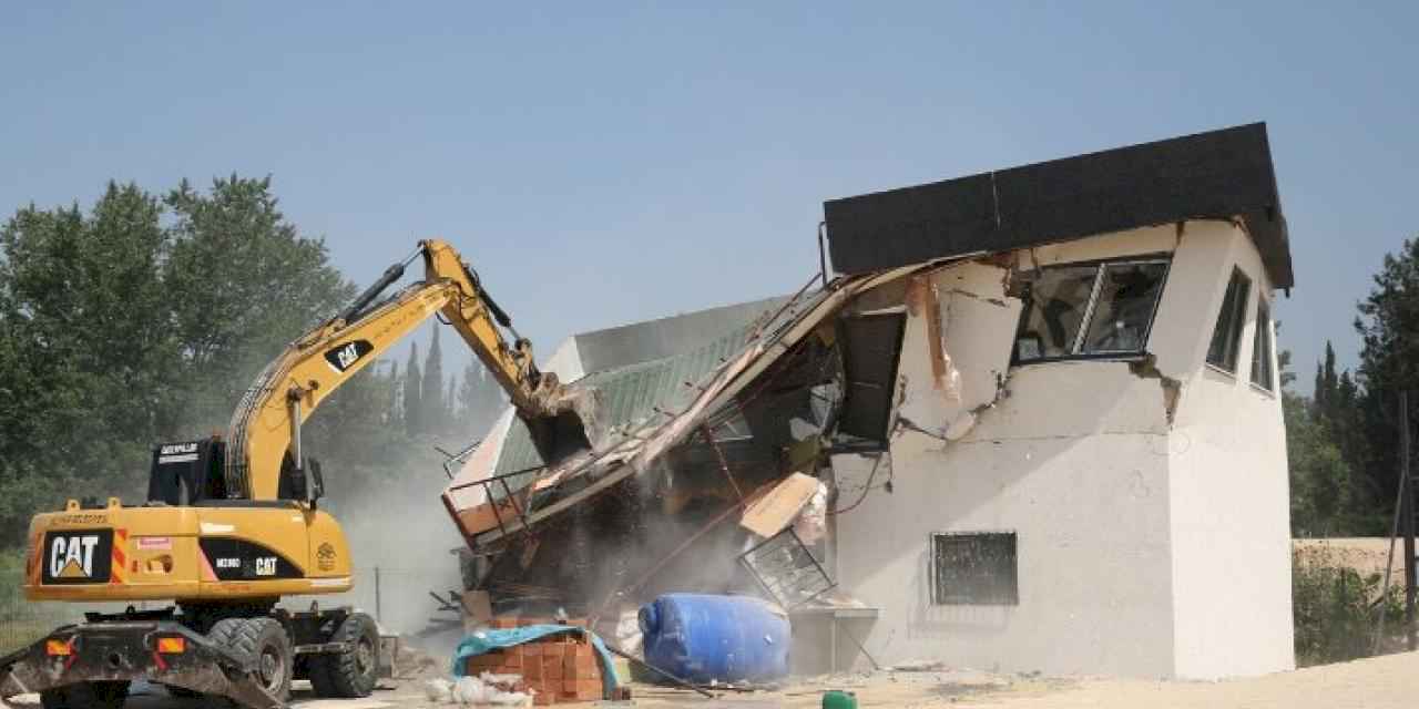 Bursa Nilüfer'de kaçak yapı yerle bir edildi