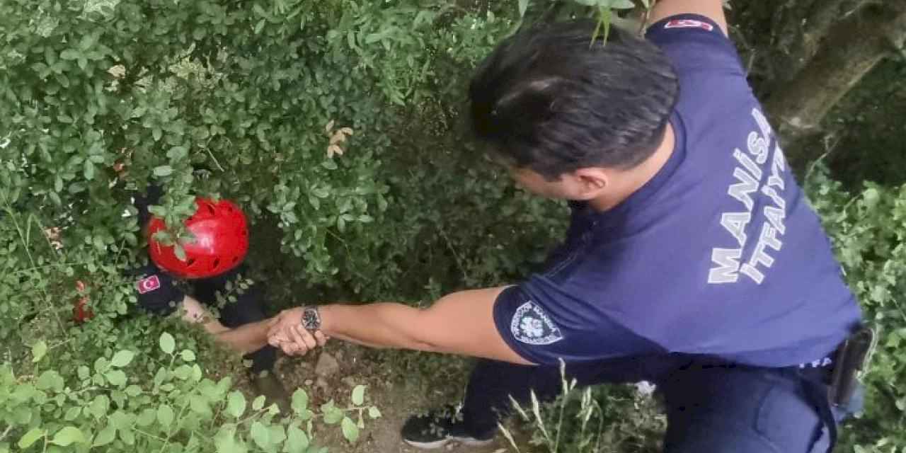 Yamaçtan aşağı düşen vatandaşı itfaiye ekipleri kurtardı