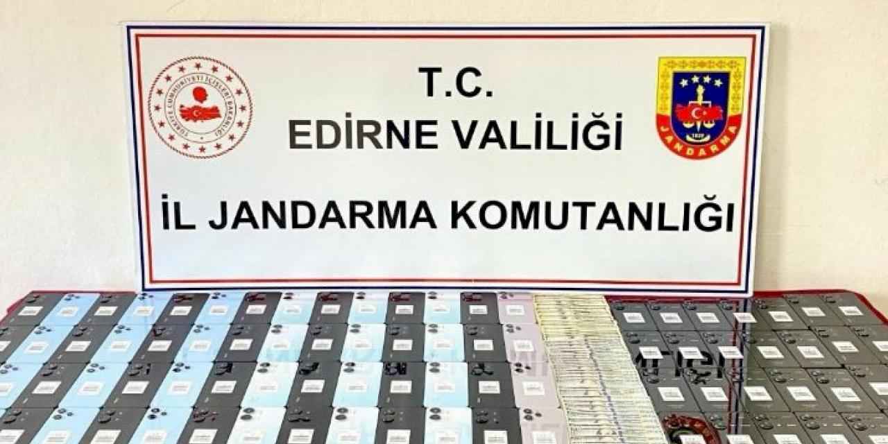 Edirne'de kaçak cep telefonu ve dolar ele geçirildi!