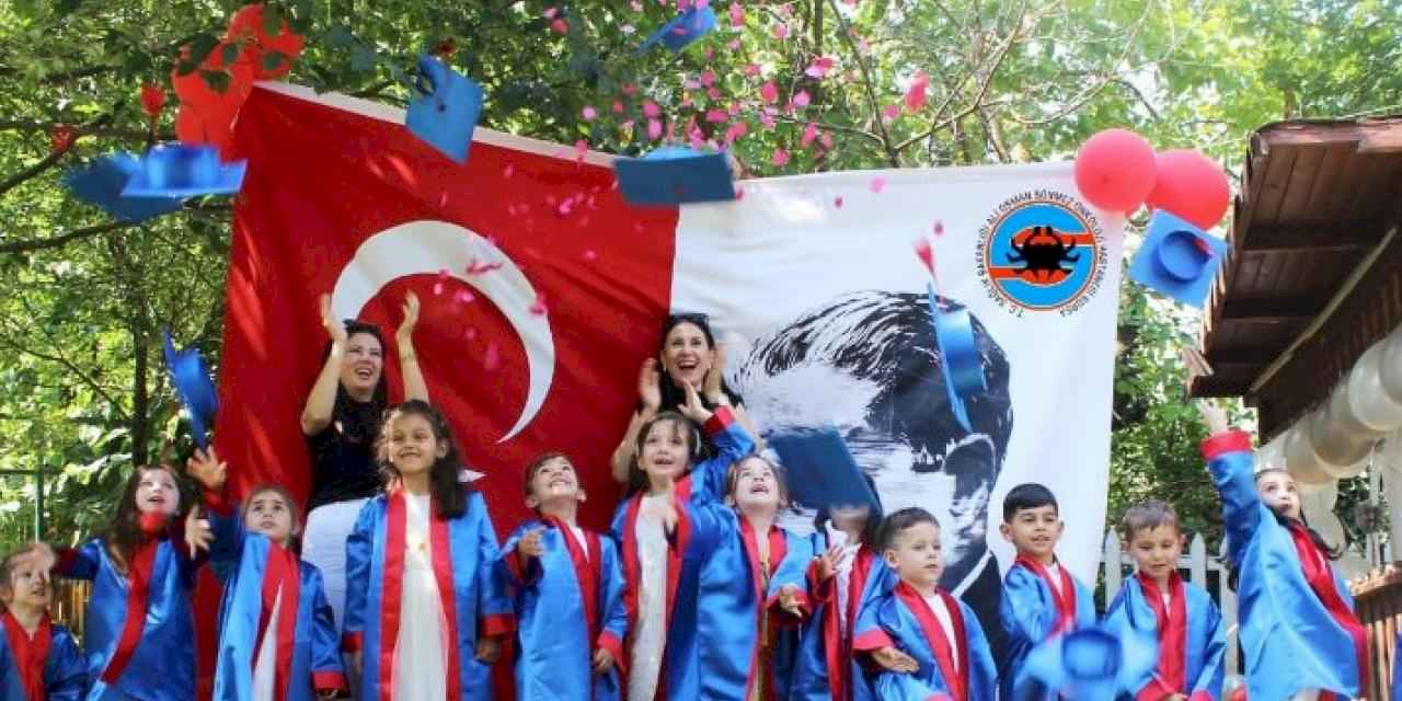 Minikler yılın stresini mezuniyetle attı