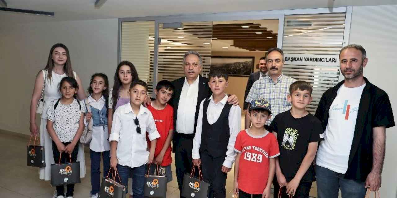 Misafirler uzaktan, ilgi yakından