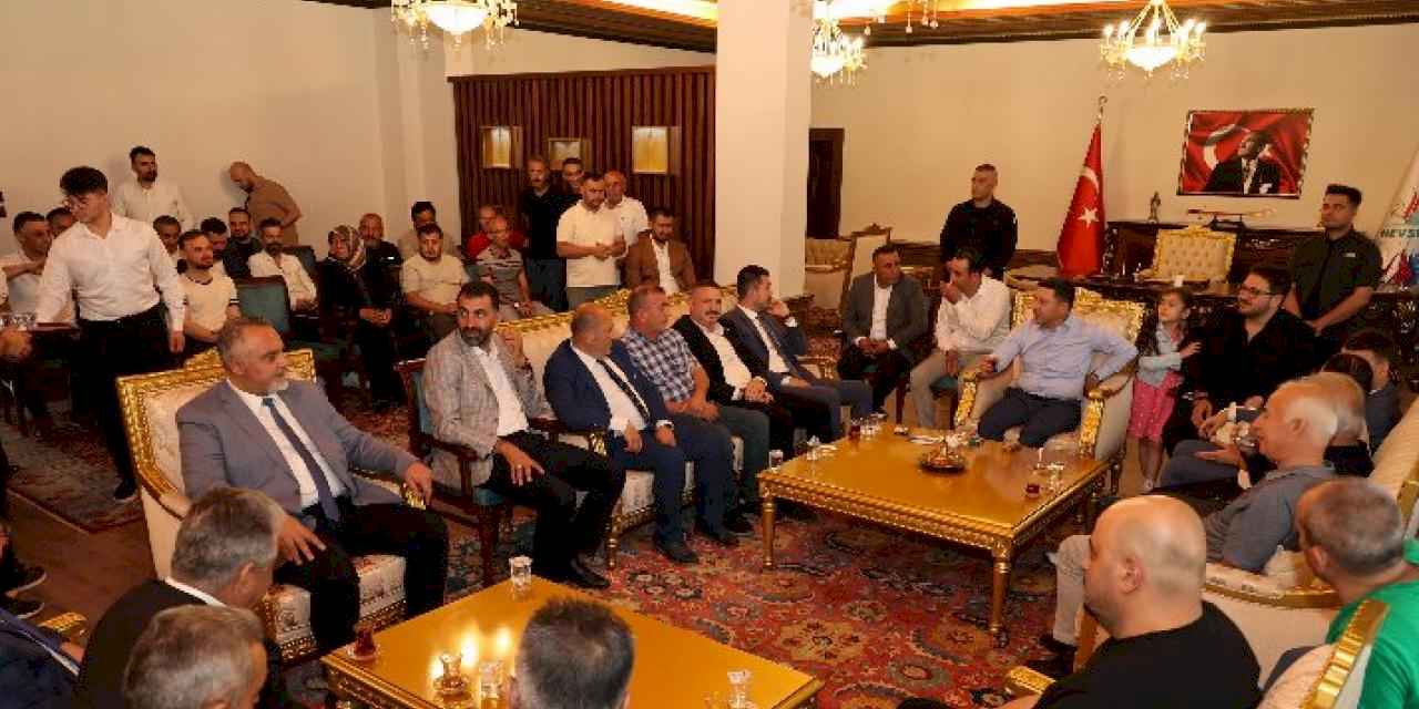 Başkan Arı, belediye personelleri ve vatandaşlarla bayramlaştı