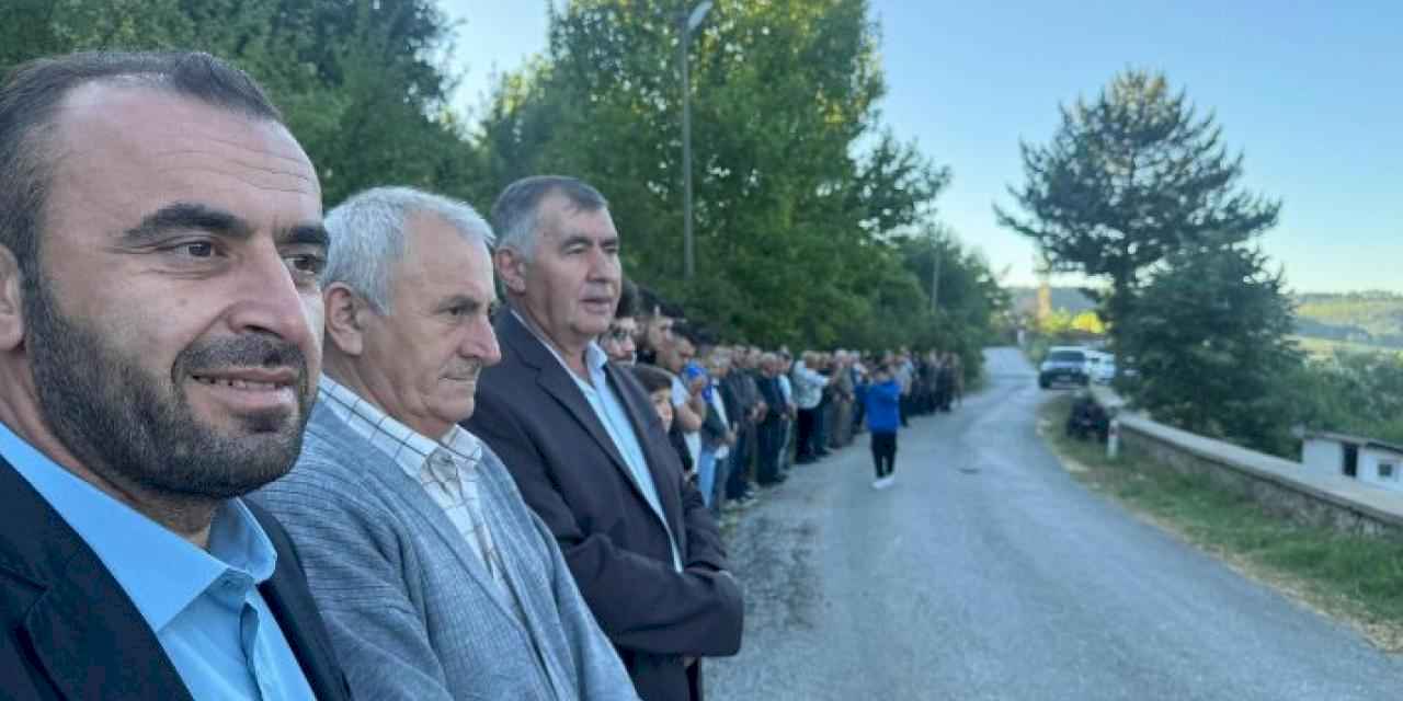 Bursa'da vatandaşlar bayram namazı sonrası mezarlıklara akın etti