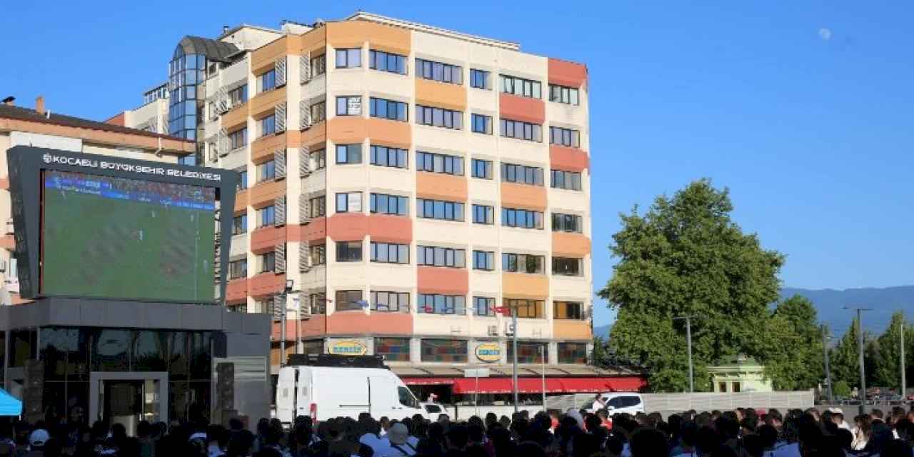 Kocaeli Kent Meydanı'nda çifte coşku