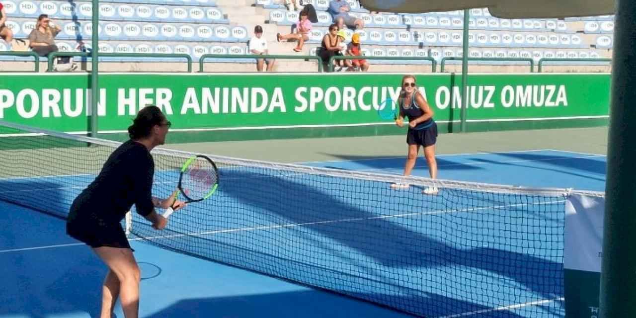  Dr. Yasemin Savaş ve Hülya Avşar’dan gösteri maçı
