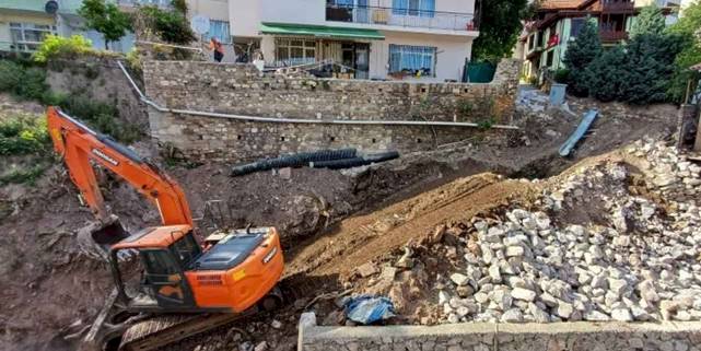 İzmit'te tehlike arz eden istinat duvarı yenilendi
