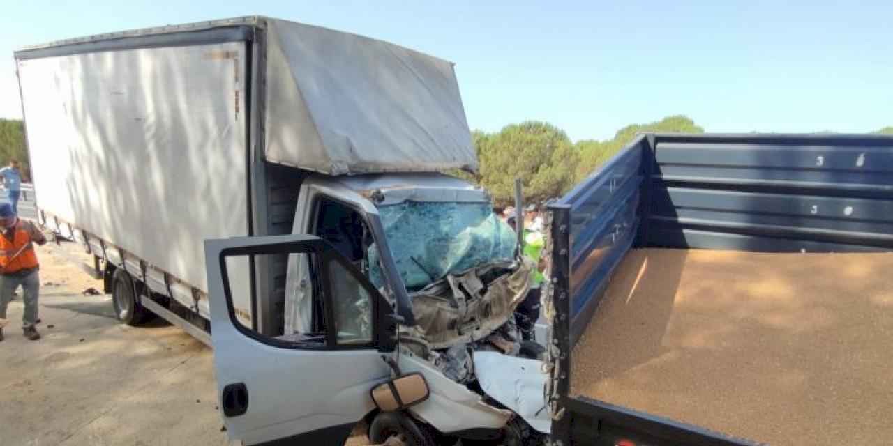 Kamyon buğday yüklü römorka çarptı: 3 ölü 1 yaralı
