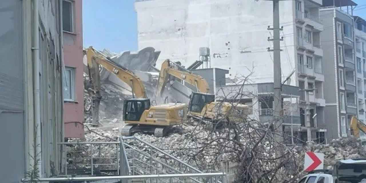 Hatay'da riskli binaların yıkımı devam ediyor