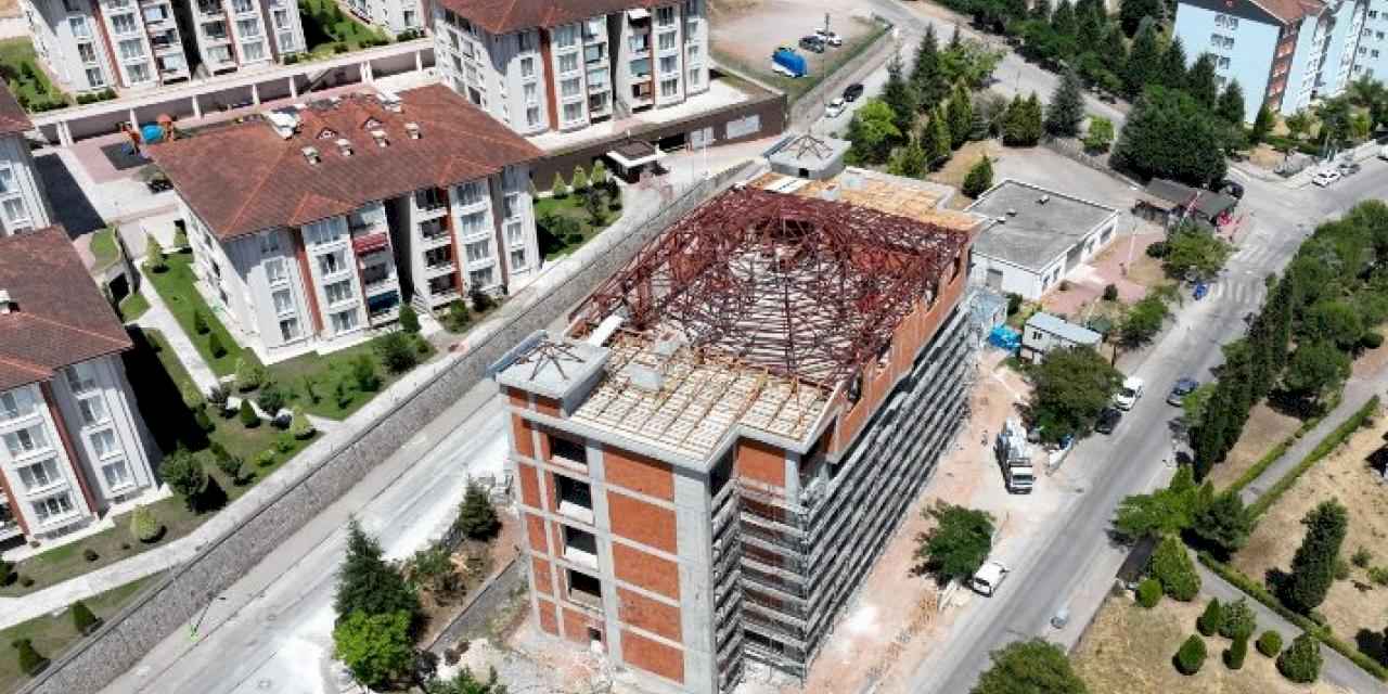 Derince Cemevinde çatı imalatı sürüyor