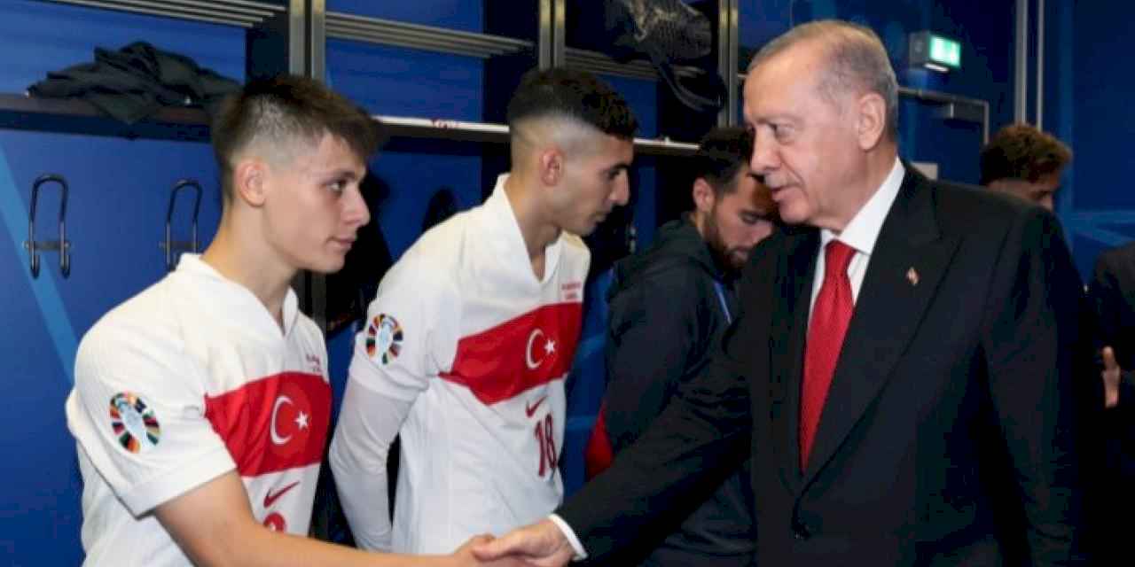 Milli futbolcuları soyunma odasında ziyaret etti