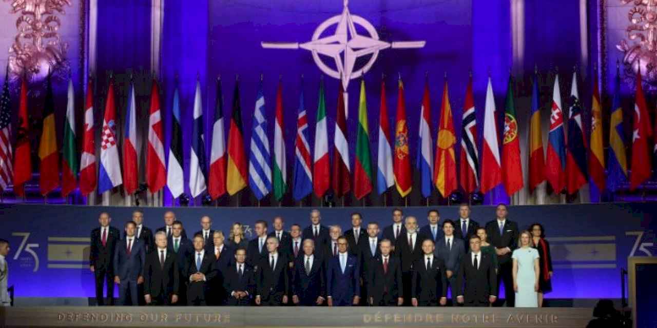 Cumhurbaşkanı Erdoğan'dan NATO zirvesinde aile fotoğrafı