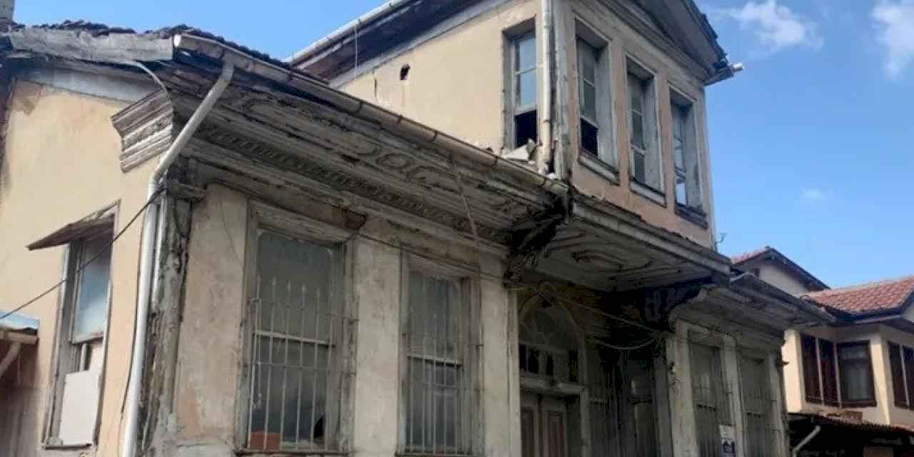 Tarihi evler yıkılmaya mahkum ediliyor