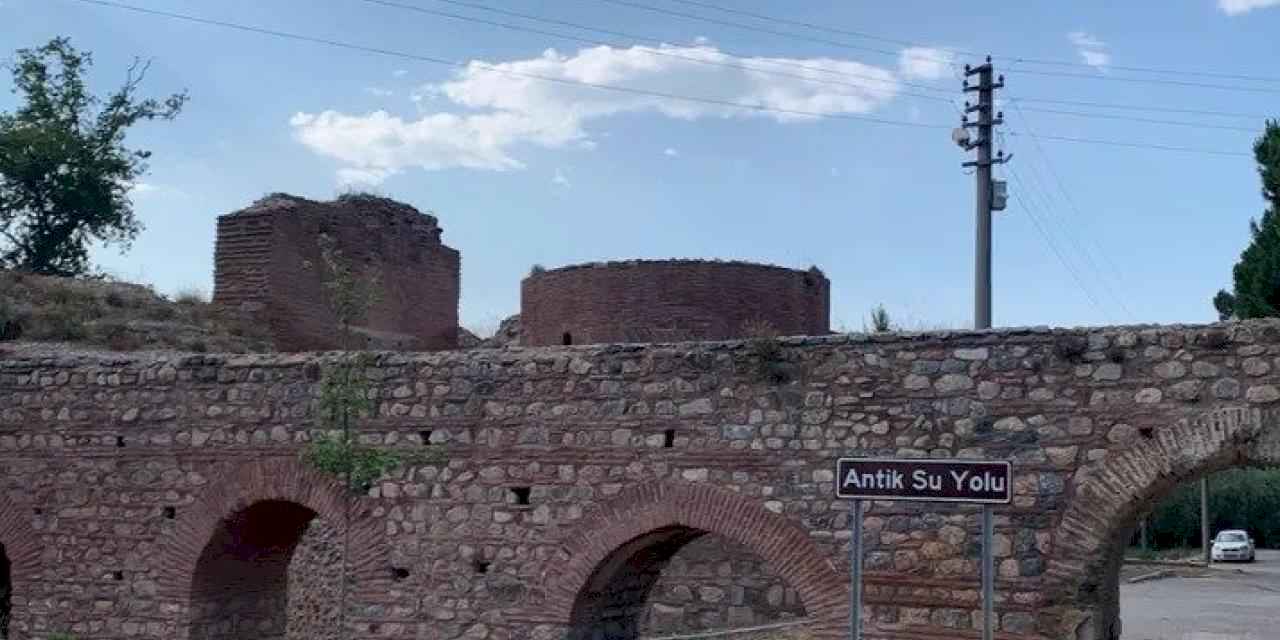 Antik su yolundaki kemerler araçlara kapı oldu