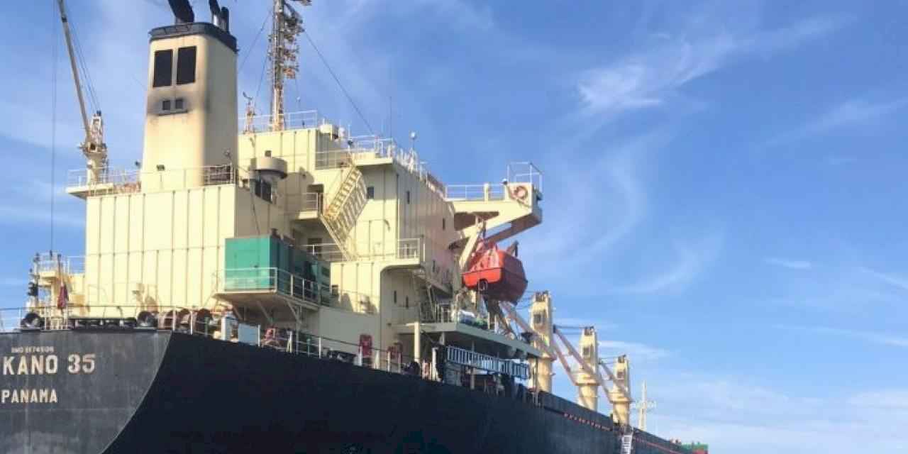 Kuru yük gemisi İstanbul Boğazı'nd arıza yaptı! Karaya sürüklendi