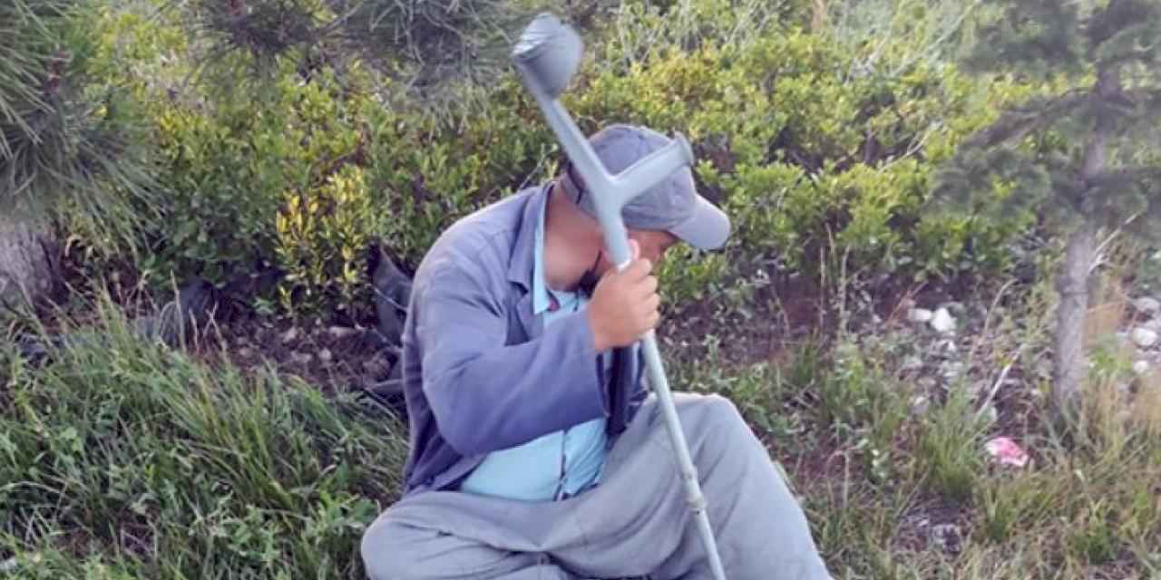 Topladığı paraları koltuk değneğine zulaladı