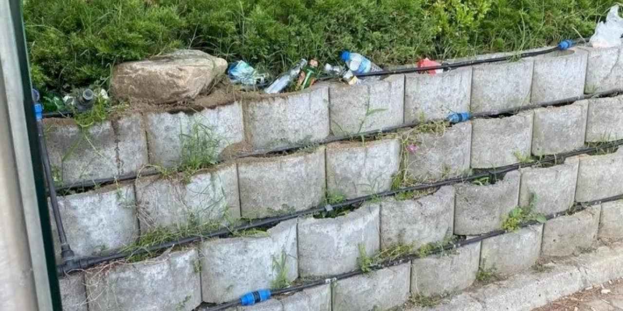 Vatandaş çöp konteyneri olmayan duraktan şikayetçi