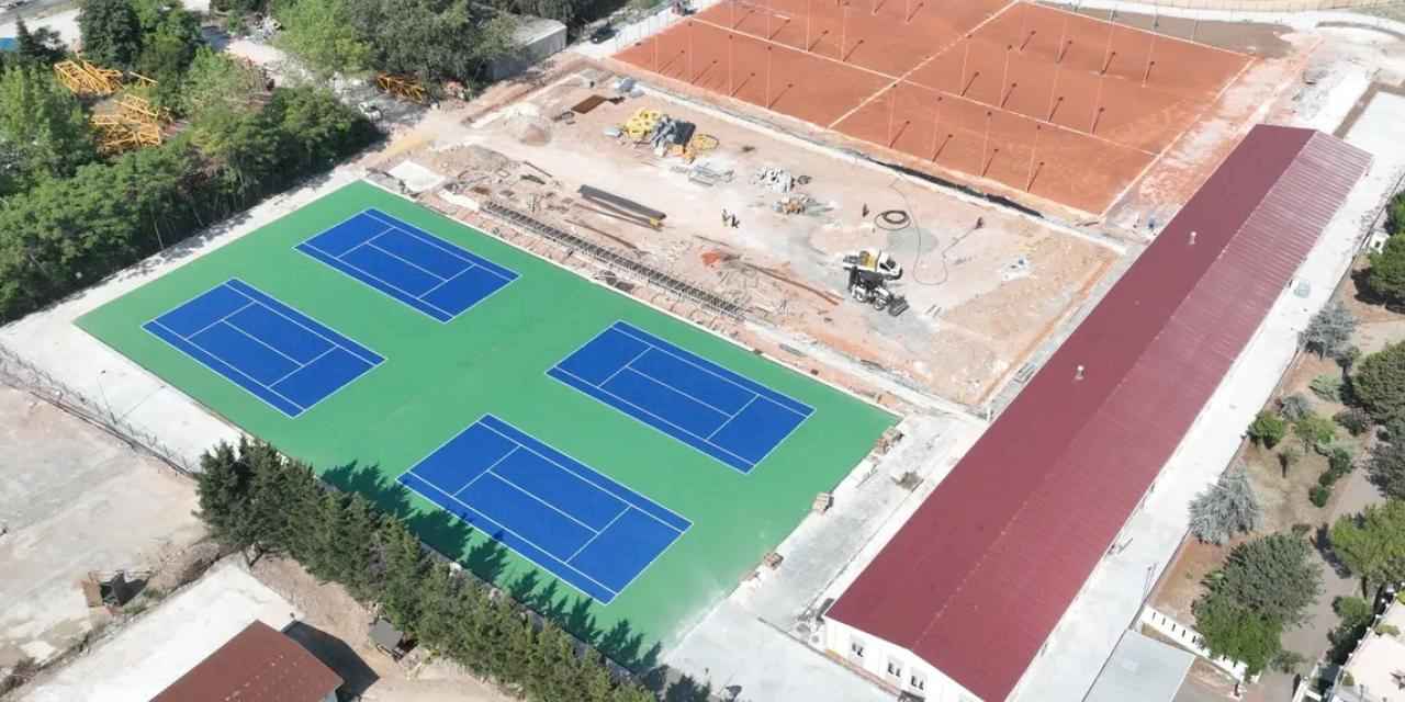 Kocaeli'de Tenis Merkezi’nde balon kortlar boyandı