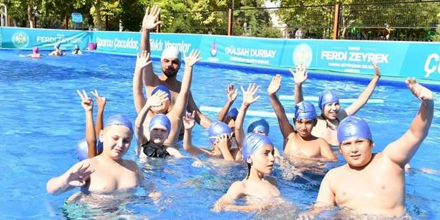 Manisa'da portatif havuzda yüzme keyfi