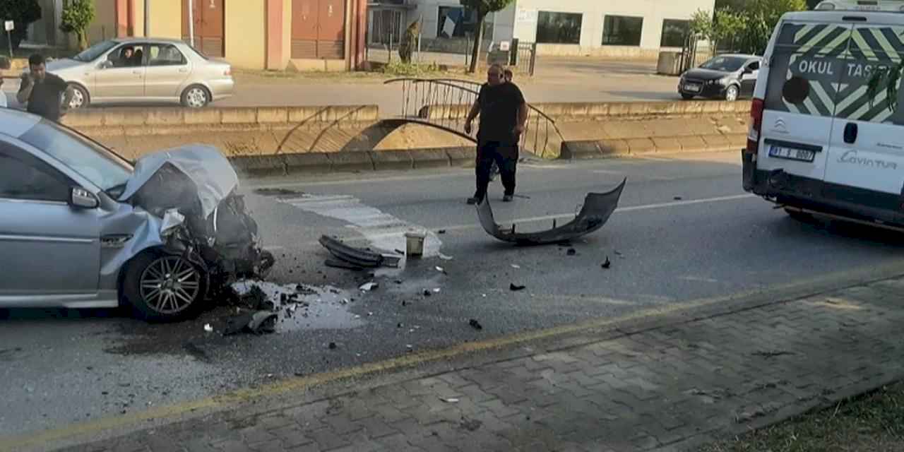 Düzce'de park halindeki servis aracına çarptı!