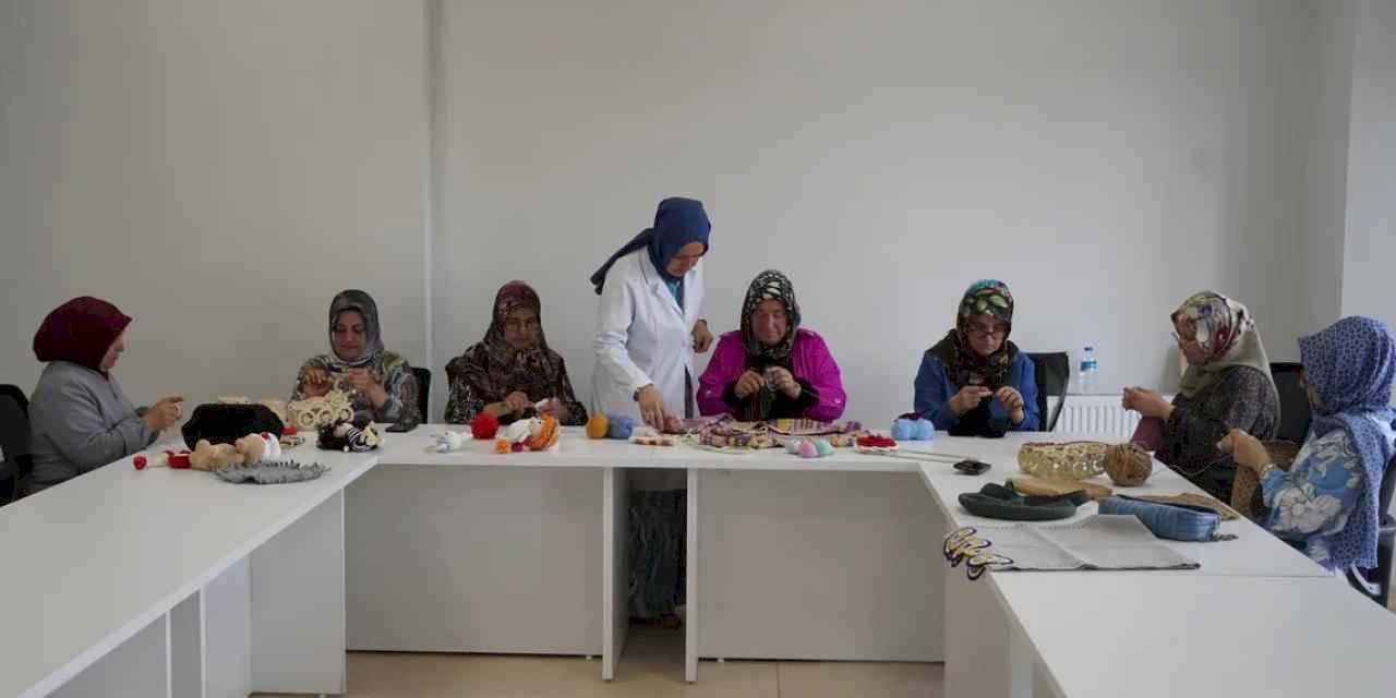 Çayırovalı kadınlar dikiş ve örgü kurslarında eğitim görüyor