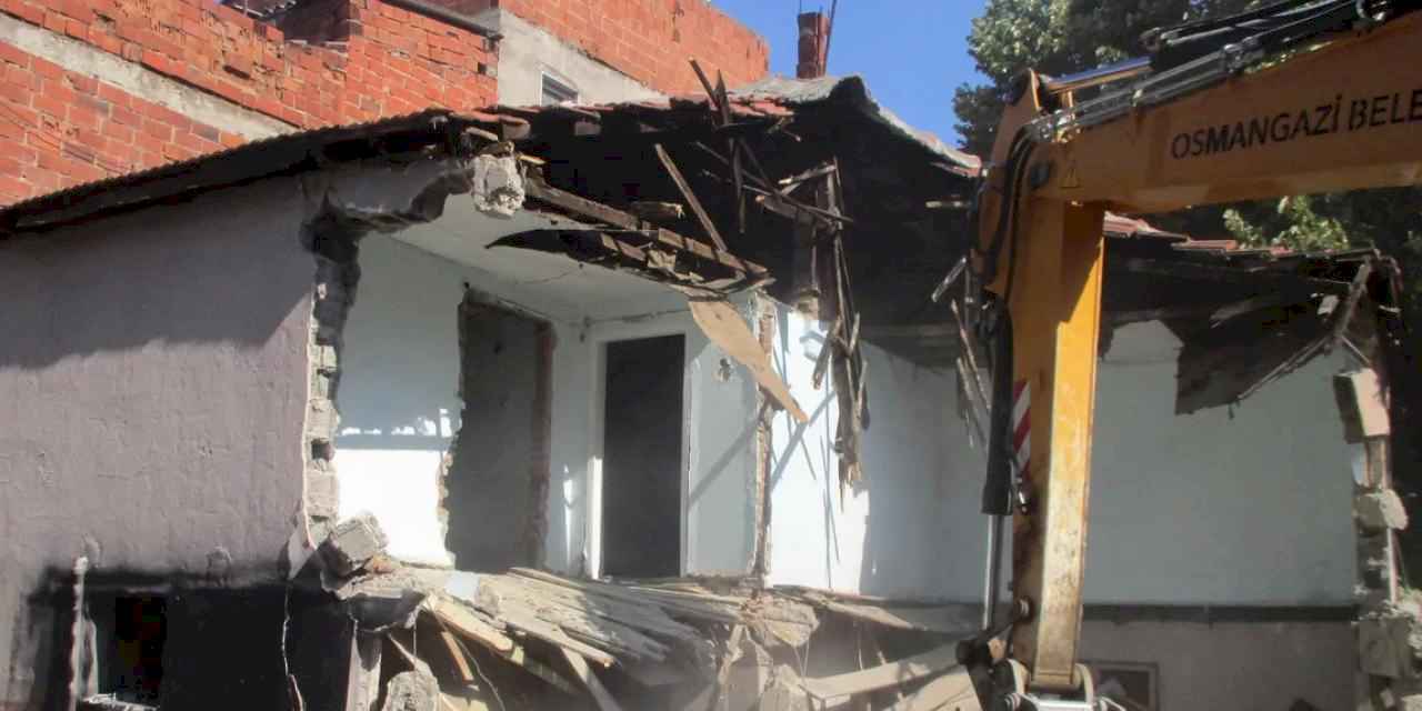 Tehlike saçan metruk binalar yıkılıyor