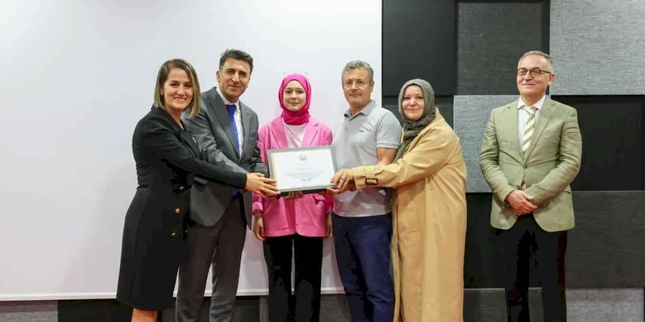 Vali Aygöl başarılı öğrencileri tebrik etti.