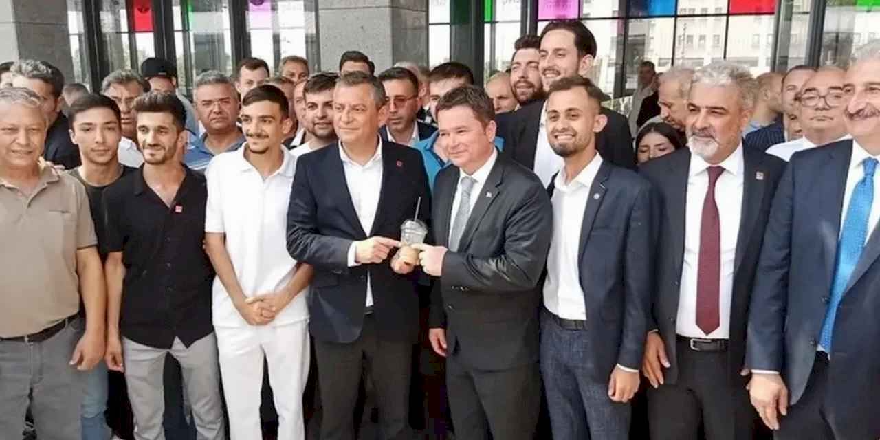 CHP Genel Başkanı Özgür Özel, Bursa'da Osmangazi Meydanı'nı gezdi