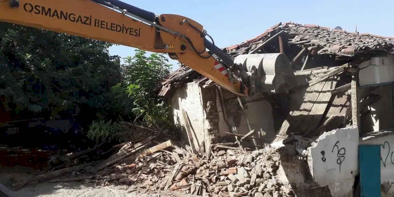 Bursa Osmangazi'de 'metruk' temizliğe devam
