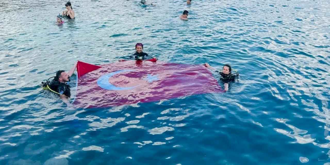 Zafer Bayramı'nı Saros’da bayrak açarak kutladılar