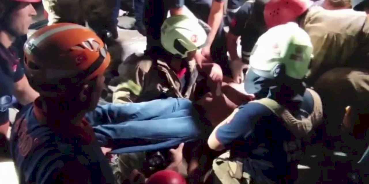 Düşen telefonunu alırken kayalıklara sıkıştı!