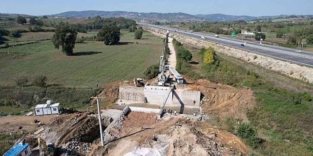 Akmeşe Osman Bey köprüsünde kiriş montajı