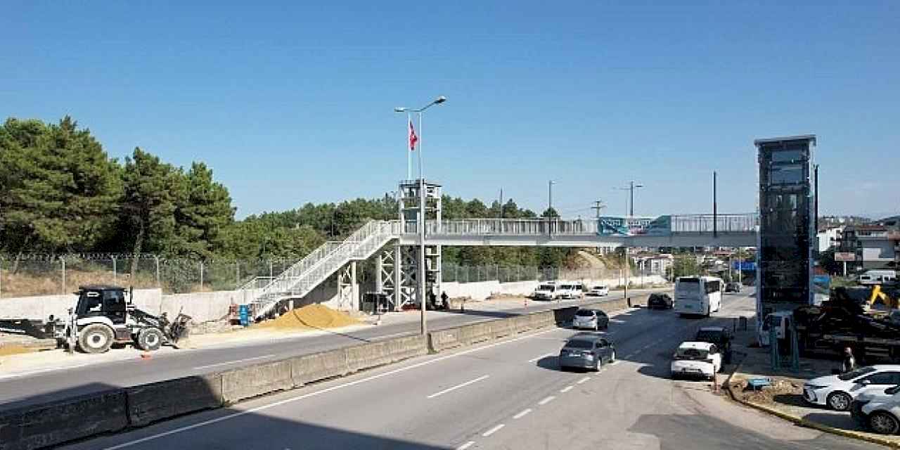 Sezai Karakoç üstgeçidinin asansör kuleleri tamam